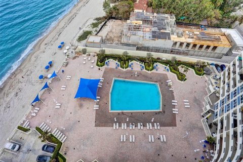 Condominio en alquiler en Hallandale Beach, Florida, 2 dormitorios, 102.66 m2 № 2054420 - foto 27