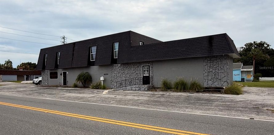 Propiedad comercial en New Port Richey, Florida 447.79 m2 № 1906188