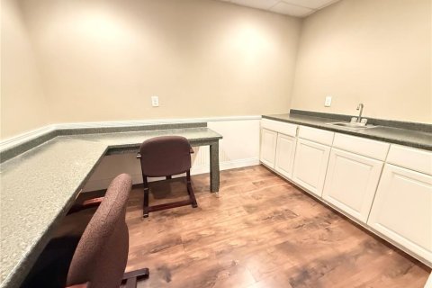 Propiedad comercial en alquiler en New Port Richey, Florida, 447.79 m2 № 1906188 - foto 4