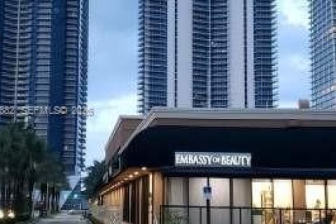 Коммерческая недвижимость в Санни-Айлс-Бич, Флорида № 2067774