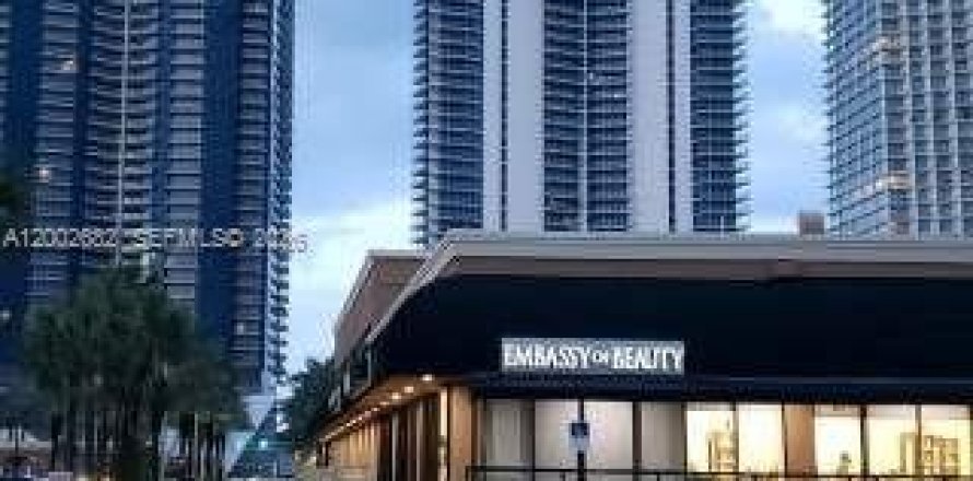 Коммерческая недвижимость в Санни-Айлс-Бич, Флорида № 2067774