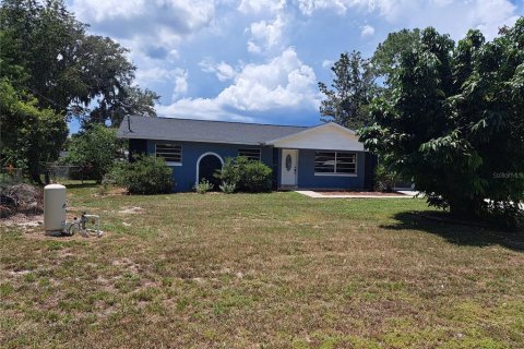 Villa ou maison à louer à Wildwood, Floride: 3 chambres, 147.99 m2 № 1870145 - photo 1