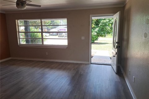 Villa ou maison à louer à Wildwood, Floride: 3 chambres, 147.99 m2 № 1870145 - photo 6