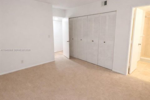 Condo in Pompano Beach, Florida, 2 bedrooms  № 2002815 - photo 8