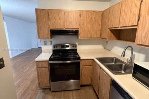 Condo in Pompano Beach, Florida, 2 bedrooms  № 2002815 - photo 4