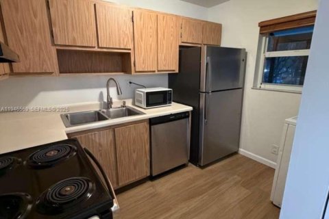 Condo in Pompano Beach, Florida, 2 bedrooms  № 2002815 - photo 5