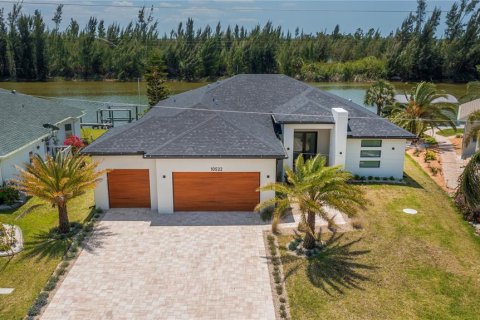 House in Port Charlotte, Florida 4 bedrooms, 221.29 sq.m. № 2100177