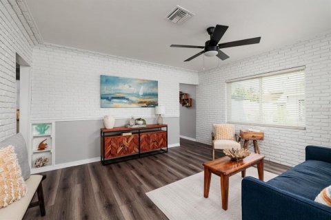 House in Saint Petersburg, Florida 3 bedrooms, 103.12 sq.m. № 1538256 - photo 6