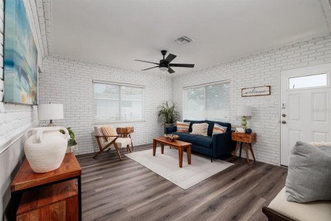 House in Saint Petersburg, Florida 3 bedrooms, 103.12 sq.m. № 1538256 - photo 11