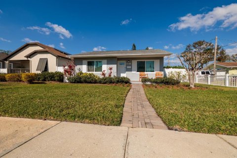 House in Saint Petersburg, Florida 3 bedrooms, 103.12 sq.m. № 1538256 - photo 24