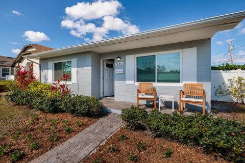 House in Saint Petersburg, Florida 3 bedrooms, 103.12 sq.m. № 1538256 - photo 1