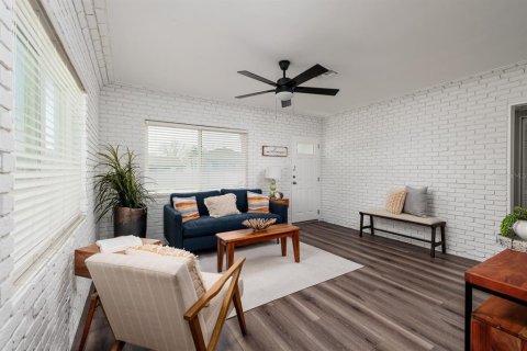 House in Saint Petersburg, Florida 3 bedrooms, 103.12 sq.m. № 1538256 - photo 10
