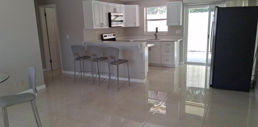 Apartment in Lake Park, Florida 2 bedrooms, 106.84 sq.m. № 2187491