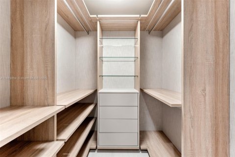 Condo in Miami, Florida, 1 bedroom  № 1978349 - photo 11