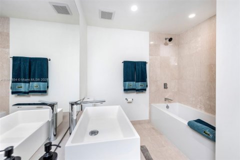 Condo in Miami, Florida, 1 bedroom  № 1978349 - photo 12