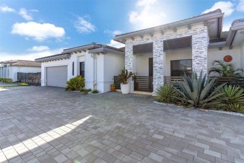 Купить виллу или дом в Майами, Флорида 5 спален, 260.96м2, № 2048665 - фото 3