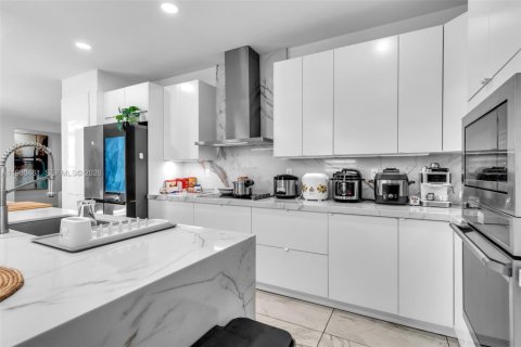 Купить виллу или дом в Майами, Флорида 5 спален, 260.96м2, № 2048665 - фото 14