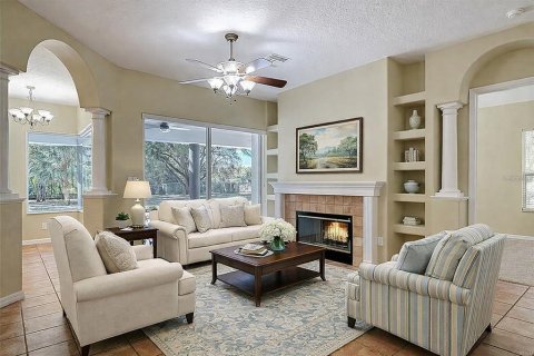 Casa en venta en Fruitland Park, Florida, 3 dormitorios, 274.53 m2 № 2150896 - foto 4