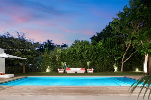 House in Coral Gables, Florida 7 bedrooms, 673.17 sq.m. № 1705269 - photo 25