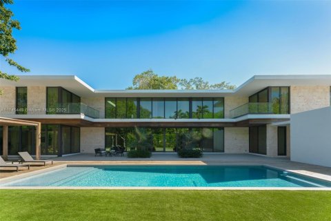 House in Coral Gables, Florida 7 bedrooms, 673.17 sq.m. № 1705269 - photo 13