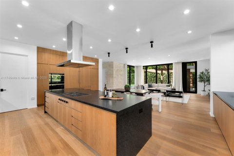 House in Coral Gables, Florida 7 bedrooms, 673.17 sq.m. № 1705269 - photo 23