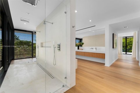 House in Coral Gables, Florida 7 bedrooms, 673.17 sq.m. № 1705269 - photo 11