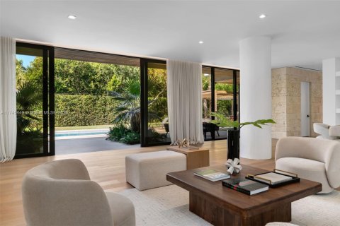 House in Coral Gables, Florida 7 bedrooms, 673.17 sq.m. № 1705269 - photo 3