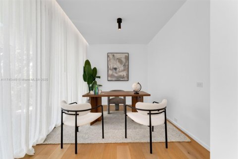 House in Coral Gables, Florida 7 bedrooms, 673.17 sq.m. № 1705269 - photo 20