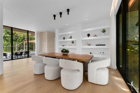 House in Coral Gables, Florida 7 bedrooms, 673.17 sq.m. № 1705269 - photo 4