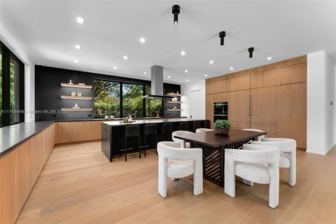 House in Coral Gables, Florida 7 bedrooms, 673.17 sq.m. № 1705269 - photo 5