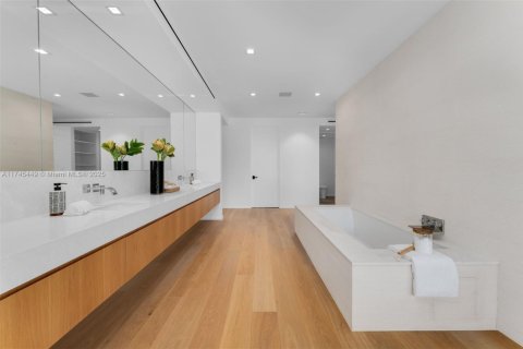 House in Coral Gables, Florida 7 bedrooms, 673.17 sq.m. № 1705269 - photo 22