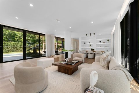 House in Coral Gables, Florida 7 bedrooms, 673.17 sq.m. № 1705269 - photo 18