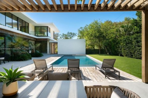 House in Coral Gables, Florida 7 bedrooms, 673.17 sq.m. № 1705269 - photo 12