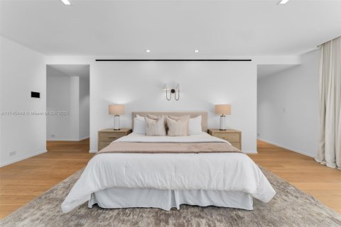 House in Coral Gables, Florida 7 bedrooms, 673.17 sq.m. № 1705269 - photo 21