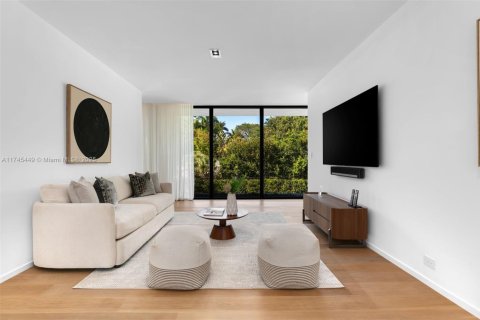 House in Coral Gables, Florida 7 bedrooms, 673.17 sq.m. № 1705269 - photo 19