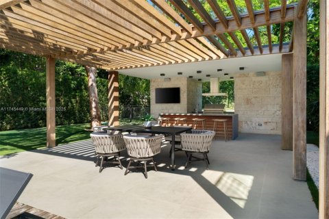 House in Coral Gables, Florida 7 bedrooms, 673.17 sq.m. № 1705269 - photo 26