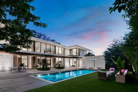 House in Coral Gables, Florida 7 bedrooms, 673.17 sq.m. № 1705269 - photo 1