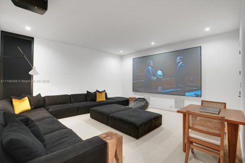 House in Coral Gables, Florida 7 bedrooms, 673.17 sq.m. № 1705269 - photo 8