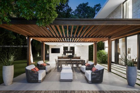 House in Coral Gables, Florida 7 bedrooms, 673.17 sq.m. № 1705269 - photo 15