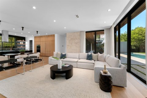 House in Coral Gables, Florida 7 bedrooms, 673.17 sq.m. № 1705269 - photo 7