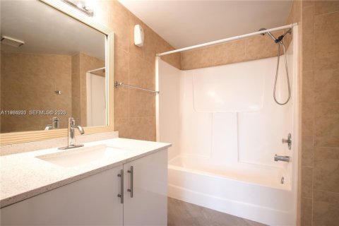 Condo in Miami, Florida, 2 bedrooms № 2059415 - photo 9