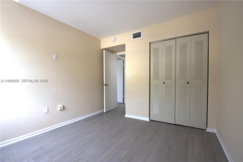 Condo in Miami, Florida, 2 bedrooms № 2059415 - photo 6