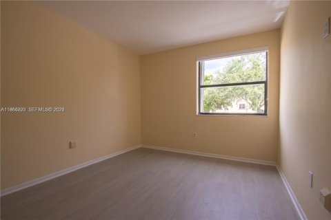 Condo in Miami, Florida, 2 bedrooms № 2059415 - photo 15