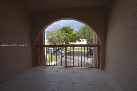 Condo in Miami, Florida, 2 bedrooms № 2059415 - photo 11