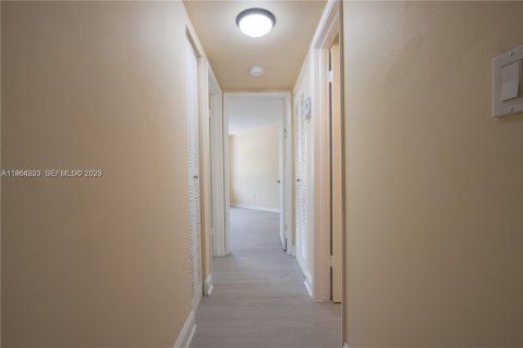Condo in Miami, Florida, 2 bedrooms № 2059415 - photo 14