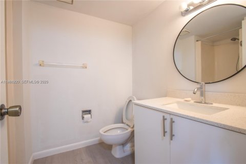 Condo in Miami, Florida, 2 bedrooms № 2059415 - photo 5