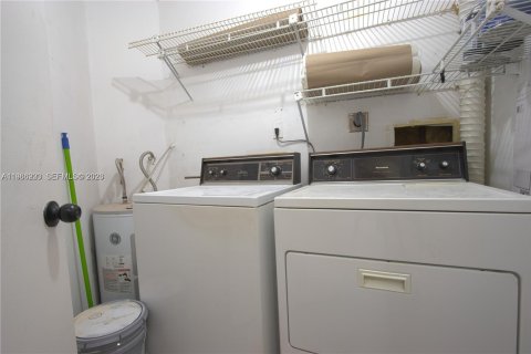Condo in Miami, Florida, 2 bedrooms № 2059415 - photo 12