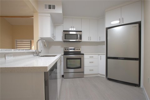Condo in Miami, Florida, 2 bedrooms  № 2059415