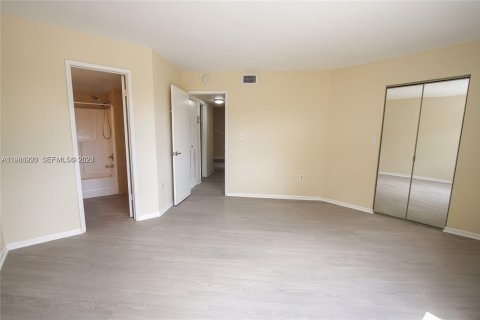Condo in Miami, Florida, 2 bedrooms № 2059415 - photo 8
