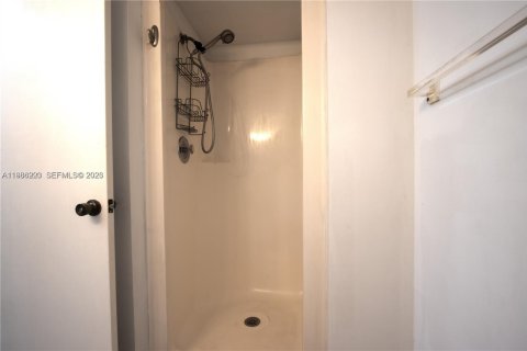 Condo in Miami, Florida, 2 bedrooms № 2059415 - photo 10